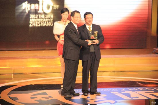 全国工商联副主席徐冠巨（左）为老板电器董事长任建华颁奖