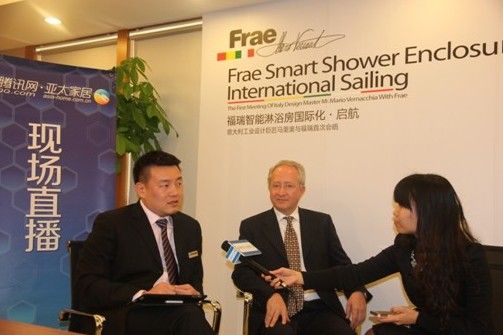 马里奥先生（中）与淋浴房行业资深专家孙章和先生（右）、福瑞总经理张海锋先生（左）