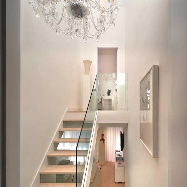 白色简约风格 用玻璃楼梯串起每个空间（图） 