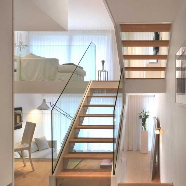白色简约风格 用玻璃楼梯串起每个空间（图） 