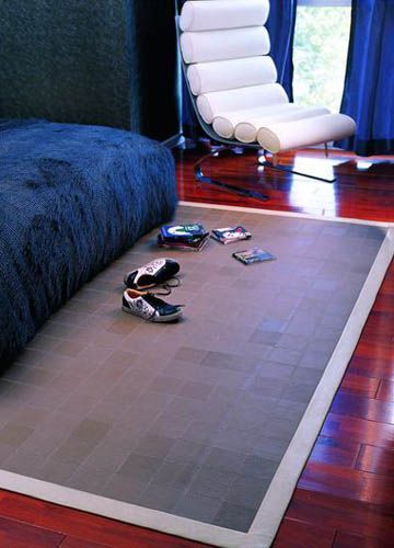 东南或南朝向的住房，采光面积大，宜选用冷色调地毯，可以令室内显得幽静舒爽；朝向西北的房间，适合暖色调的地毯，这样光线并不充足的房间就可因为地毯的颜色而感觉温暖柔和