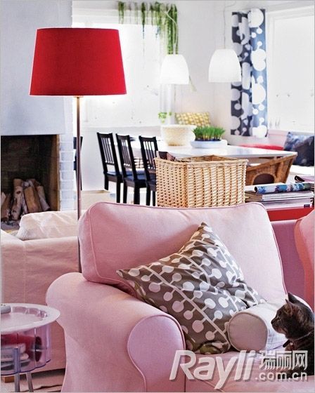 IKEA 红色落地灯粉色空间美点缀