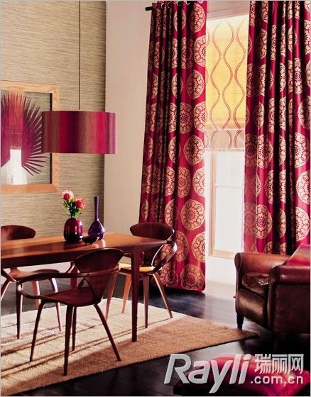 深红色窗帘布艺搭配深红色吊灯和家具ＵＰ空间高贵感