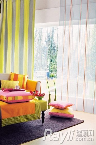 多彩条纹窗帘为房间增添一种年轻活泼感