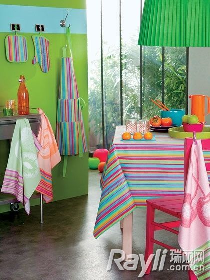 彩色条纹桌布和其他布艺给餐厅带来不同寻常的年轻感