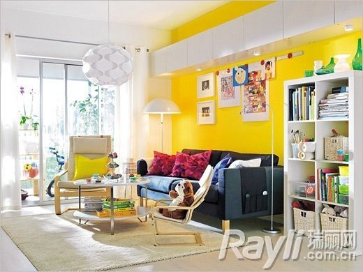 柠檬黄的沙发背景墙和绿意点缀成就养眼春意客厅