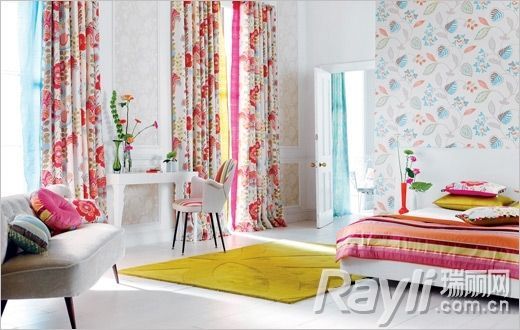 花朵图案窗帘+枝叶床头背景墙+柠檬黄色地毯和靠垫，打造柔媚动人春意盎然的卧室氛围。