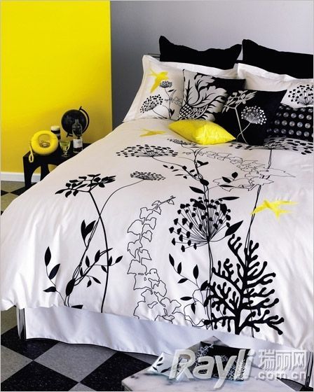 出彩的植物轮廓图案黑白色床品用明黄点缀，柠檬黄的墙面和装饰让空间充满春天的活力与生机。