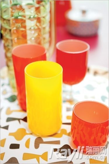 连卡佛 橘红色、橘黄色、明黄色和红色的杯子
