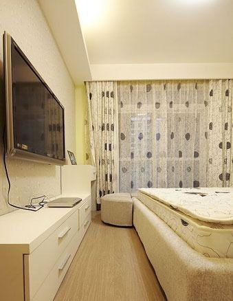 主卧的家具依旧是白色简约风格，和客厅的电视柜是一个系列的