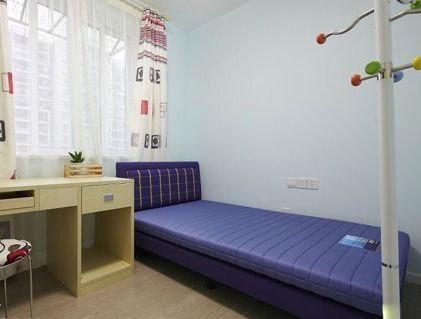 儿童房，墙面采用了浅浅的蓝色，和床的颜色很搭