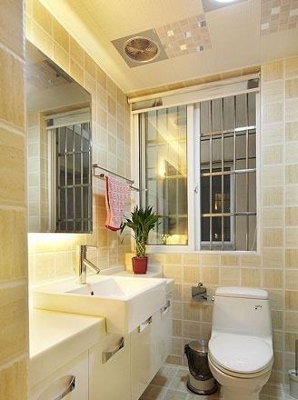 卫生间的墙面和地面都采用了小方格仿古砖，搭配白色的卫浴产品，很有田园气息