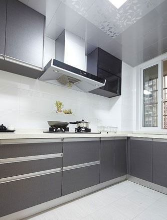 灰白色调让小厨房显得更加明亮宽敞，吊柜加地柜的设计解决了厨房的收纳问题