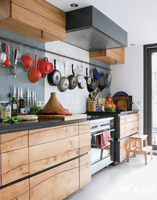 现代简约北欧风格 黑白两色的木制厨房(组图) 