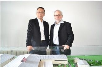 森鹰窗业董事长边书平（左）和德国被动房屋联合会的CEO路德维希・隆恩（右）