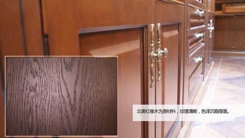 酒柜采用的是北美红橡木为原材料，色泽沉稳厚重，在柜门的背后可以看到清晰的纹理