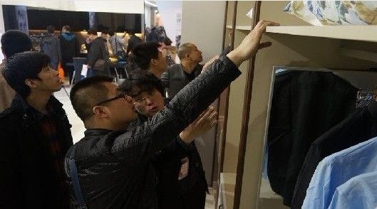 图为：经销商在阿贝尼展厅考察阿贝尼衣柜产品