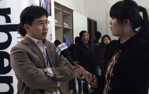 阿贝尼总裁侯少波接受记者采访
