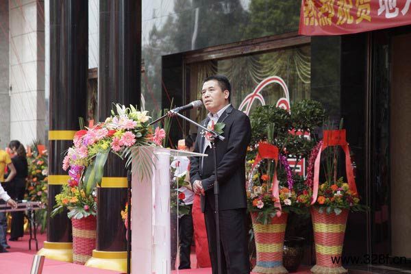 广东省东阳红木商会会长陈新丰在开幕式上讲话