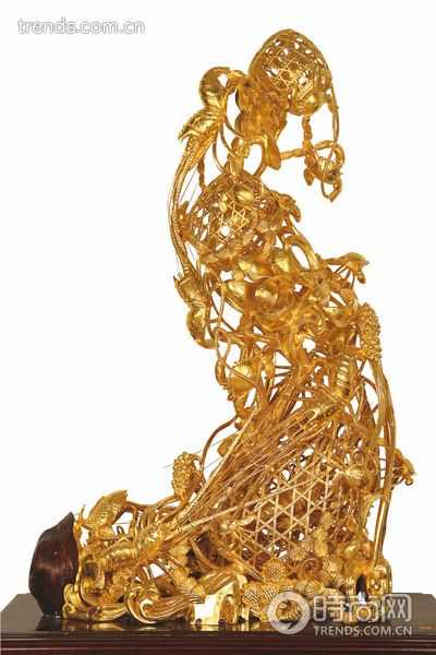 作品《风生水起虾蟹 篓》，几乎所有著名的 潮州木雕大师都有一 件让人啧啧称奇的《虾 蟹篓》作品。