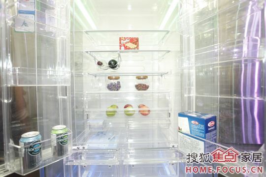 发布会现场展示的透明六门冰箱，凸显产品多温区极致保鲜的功能特点，吸引大量参展者驻足围观