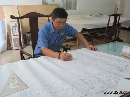 地天泰首席设计师王国正在绘制“喜阅人间”设计图纸