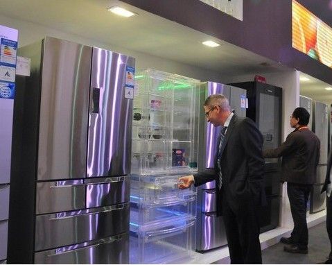 在展会现场，一位海外消费者对卡萨帝六门冰箱产生了浓厚的兴趣