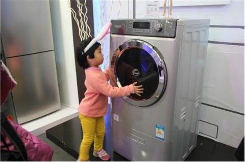 家电更智能 卡萨帝物联网洗衣机能“看”天洗衣