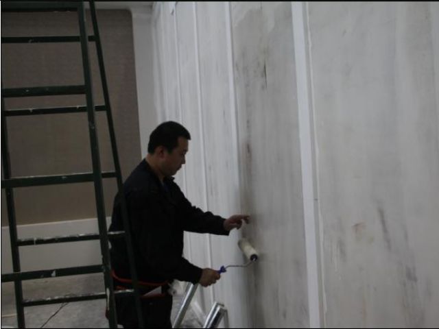 施工人员仔细检查墙面，避免因墙面问题出现起泡现象