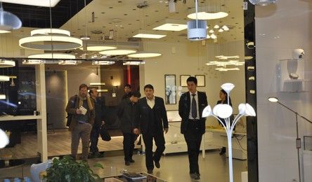 图为：北京市消费者协会、欧盟项目领导参观高力国际灯具港·LED照明专区。