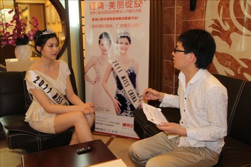 2011届世界小姐中国赛区冠军刘晨在接受记者访问