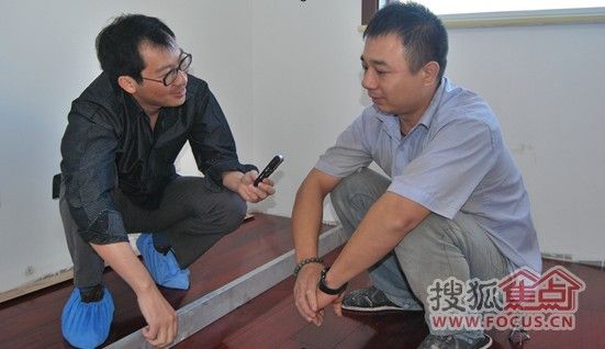 《地板专家》杂志总编袁海云（左）考察地板铺装现场