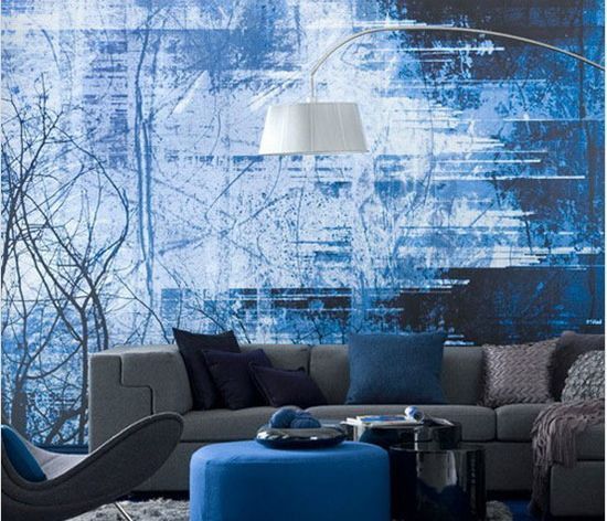 客厅壁纸的选择要根据整体的客厅风格而定。像这样的布满严谨、神秘风格的客厅就该配上点图案抽象、颜色冷酷的壁纸。深蓝、浅蓝、白色、玄色相间的壁纸和蓝色地面以及茶几、抱枕搭配的非常完美。灰色的整体沙发是单身男士们不可或缺的色调。