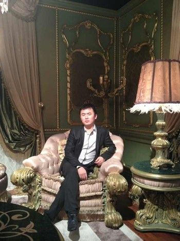 图为：爱维米格家具总裁冯志诚接受采访