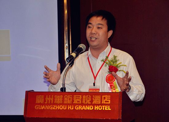 广州市龙树门业董事长邓树生在庆典会议上致辞