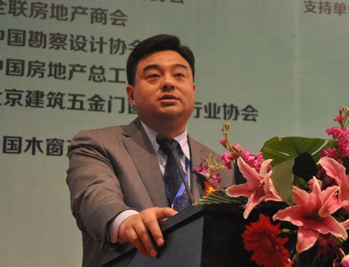 会议主持人中国木窗产业联合会副主席 茅新波先生