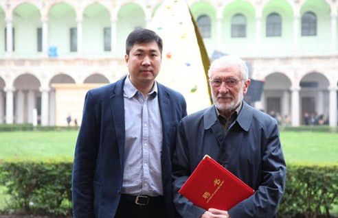 弗兰西斯克・门迪尼[右]从生活家地面艺术研究院院长杨冬江[左]手中接过聘书