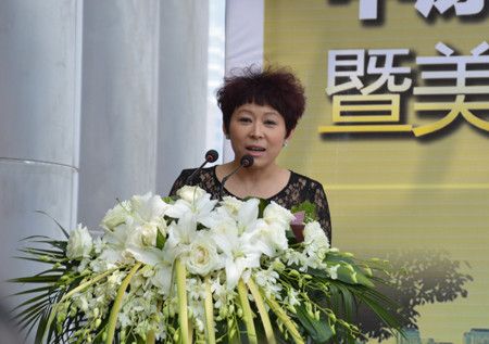 图为：沪上名家董事长孙蕾女士发表致辞