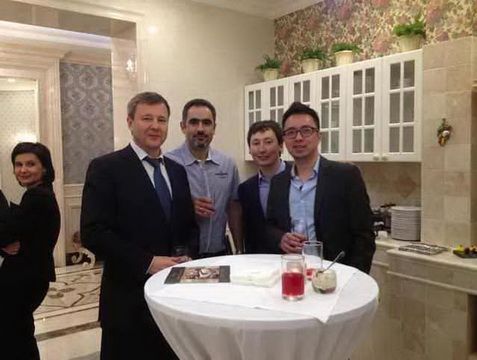 米洛西石砖总经理杨加良（右一）与俄罗斯专卖店负责人合影