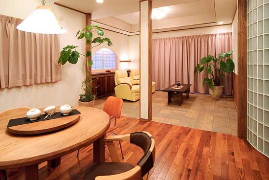 巧用木色装饰 日本夫妻75平米温馨的家(组图) 