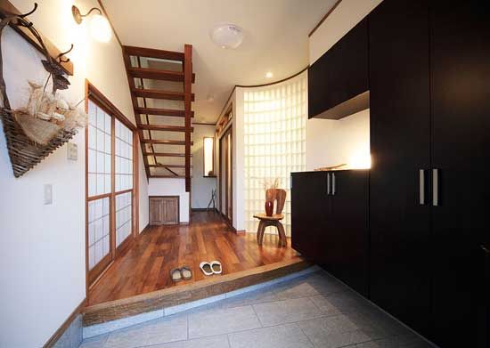 巧用木色装饰 日本夫妻75平米温馨的家(组图) 