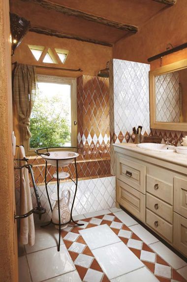 华丽创意浴室瓷砖铺贴，营造沐浴新享受 