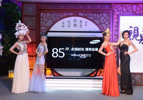 三星UHD TV “永恒时光”S9与模特进行展示