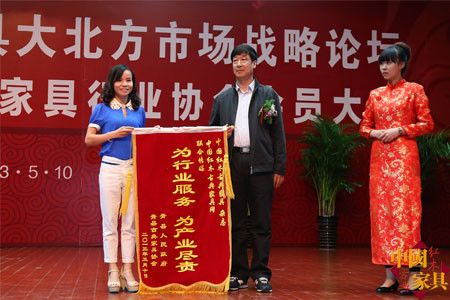 青县古典家具协会向联合传媒赠送锦旗