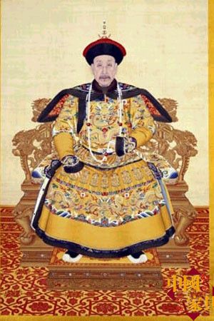 从清代皇帝的画像上看出，皇帝大多坐在金丝楠贴金的宝座上。