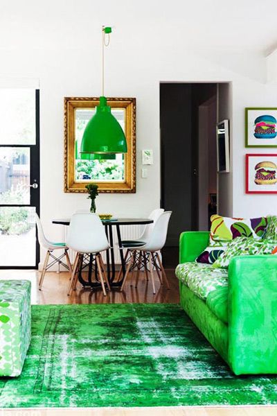 做旧绿色地毯+浓稠绿色吊灯+同色系布艺沙发
