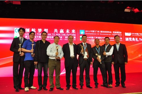 民用展中山家具获奖企业代表与中国家具协会副理事长陈宝光合影留念。