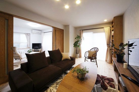 日式客厅装修图 60平大方光彩的家（图） 