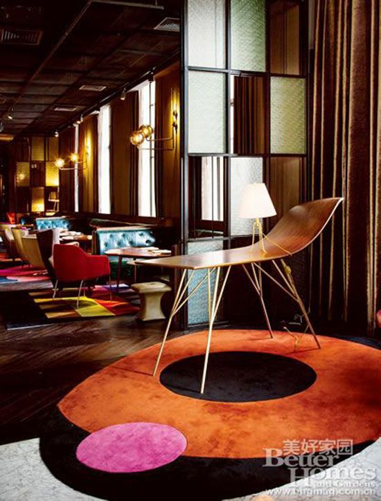 酒吧和餐厅分界处的小案几，带倾斜角度的设计带来了动感和想象的氛围。地毯也是Marcelo 特意为酒吧设计的