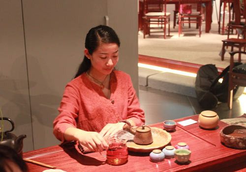 赏红木品名茶 继承中国传统文化